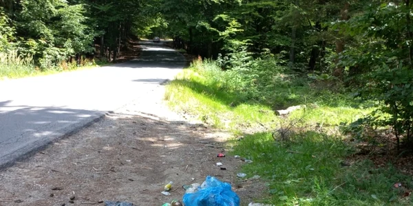 Sacul cu gunoi lăsat de râşnovean la intrarea în Poiana Braşov FOTO Poliţia Locală Braşov