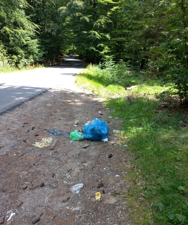 Sacul cu gunoi lăsat de râşnovean la intrarea în Poiana Braşov FOTO Poliţia Locală Braşov