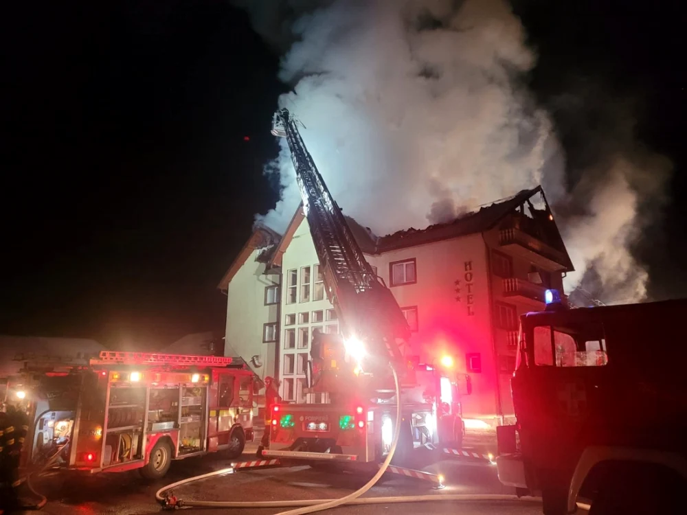 Incendiu la un hotel din Rupea FOTO ISU Braşov