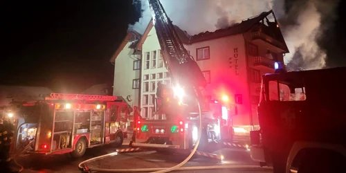 Incendiu la un hotel din Rupea FOTO ISU Braşov