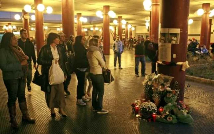 La Anagnina, staţia de metrou în care a avut loc incidentul, au fost aduse lumânări poze şi flori, în memoria Maricicăi FOTO: La Repubblica