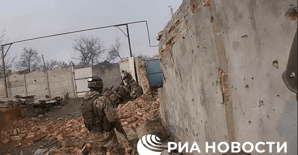 Imagini șocante cu momentul în care un mercenar Wagner e împușcat în cap. Scapă datorită căștii de protecție