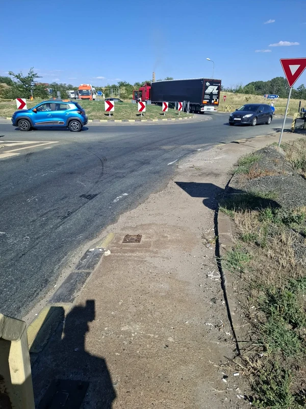 Încărcătura unui TIR a ieșit prin prelata remorcii. FOTO: DRDP Craiova