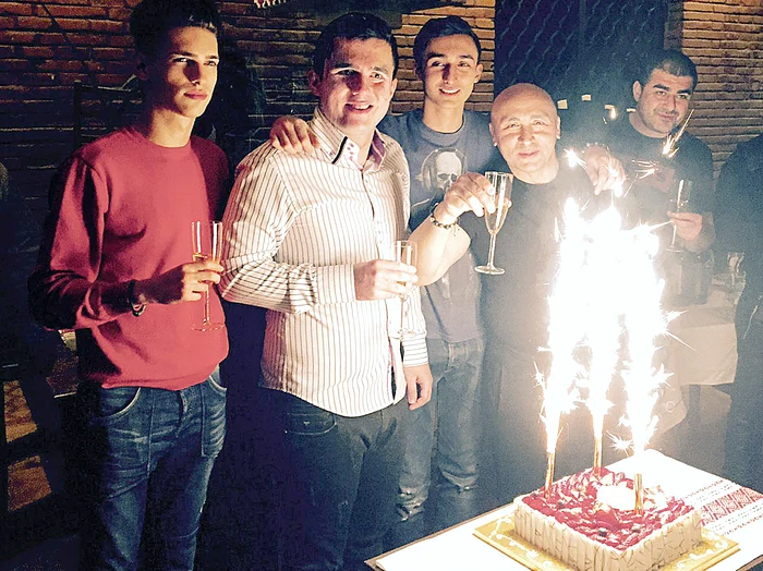 Richard, fiul cel mare,  a fugit să petreacă în  Centrul Vechi, cu lăutari