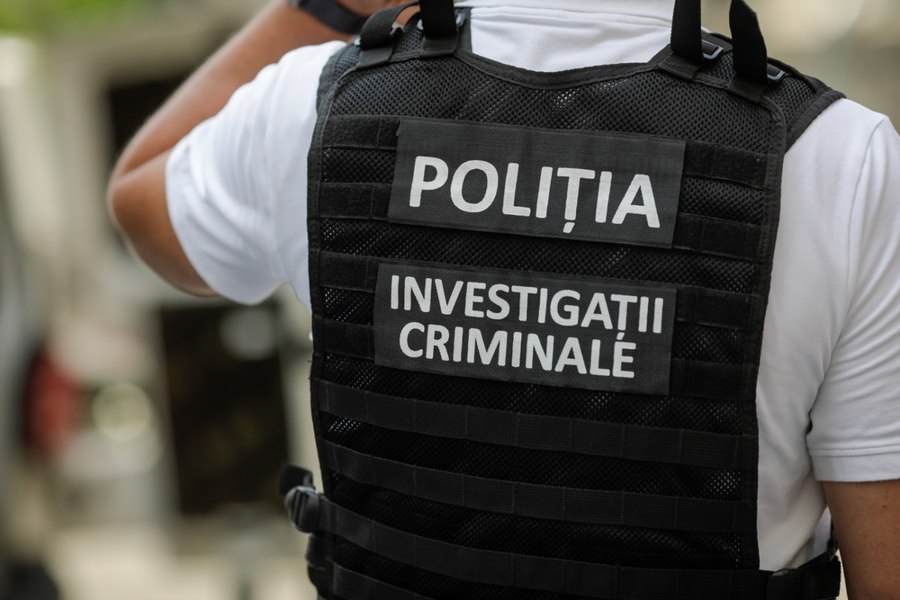Un tânăr de 16 ani căutat pentru crime şi atacuri cu bombă, prins în România şi predat autorităţilor suedeze