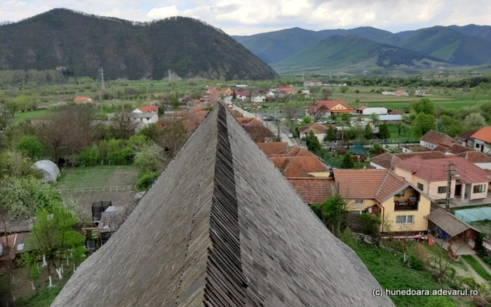 Dealul Orlea, văzut din turnul bisericii din Sîntamaria Orlea. Foto: Daniel Guță