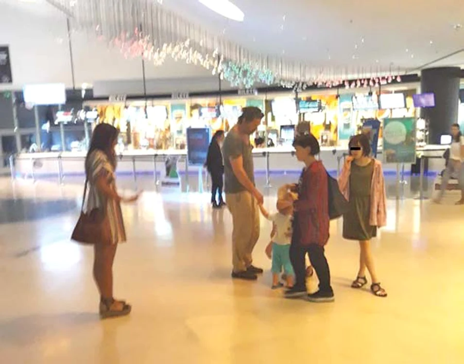 Tablou de familie. Florin Piersic Jr şi-a scos în oraş copiii, dar şi pe mamele lorFoto: Blitz