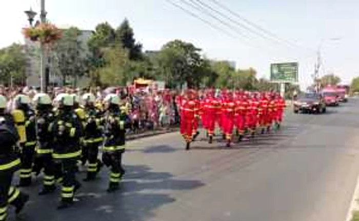 Defilarea efectivelor şi utilajelor de intervenţie ale I.S.U. Olt...