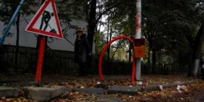FOCŞANI: Traficul pietonal încurcat de cabluri