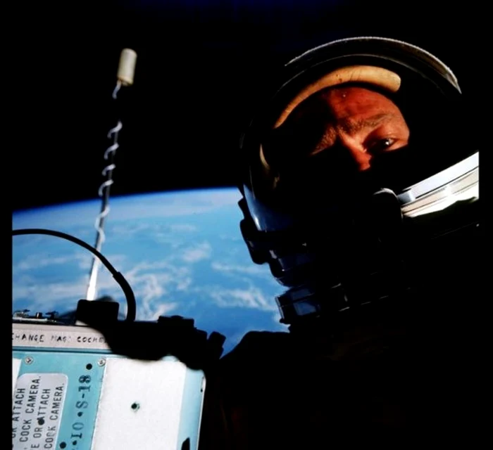 Selfie-ul din spaţiu, realizat de astronautul Buzz Aldrin. în 1966 FOTO theguardian.co.uk