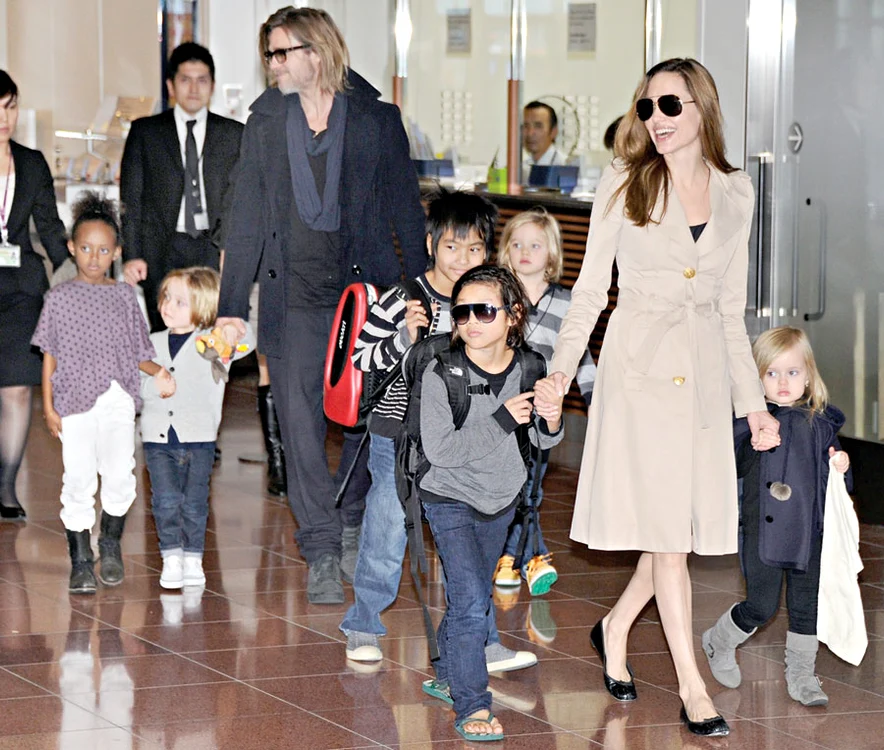 
    Actriţa are 6 copii  cu Brad Pitt, dar numai 3 sunt biologici  