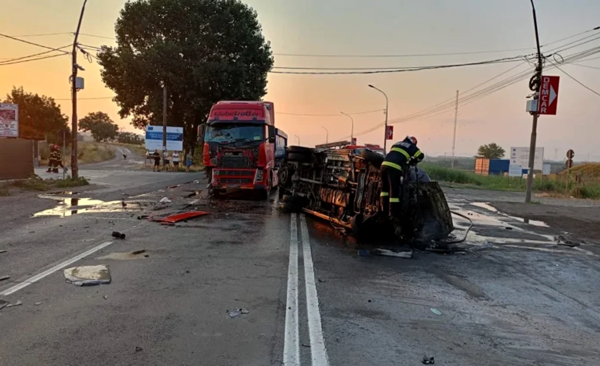 Microbuz cuprins de flăcări după o coliziune cu un TIR. FOTO: Monitorul de Galați