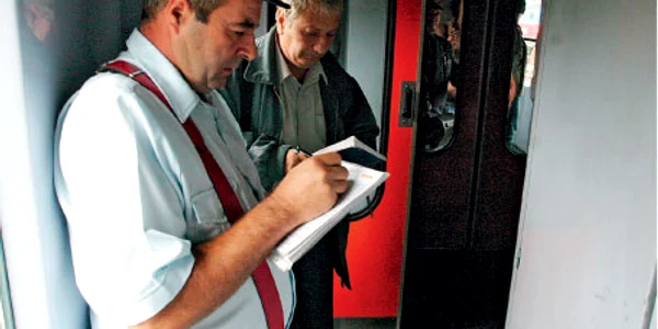Controlorii de pe trenuri şi alte categorii de personal de la CFR Călători sunt amenionţaţi cu disponibilizarea