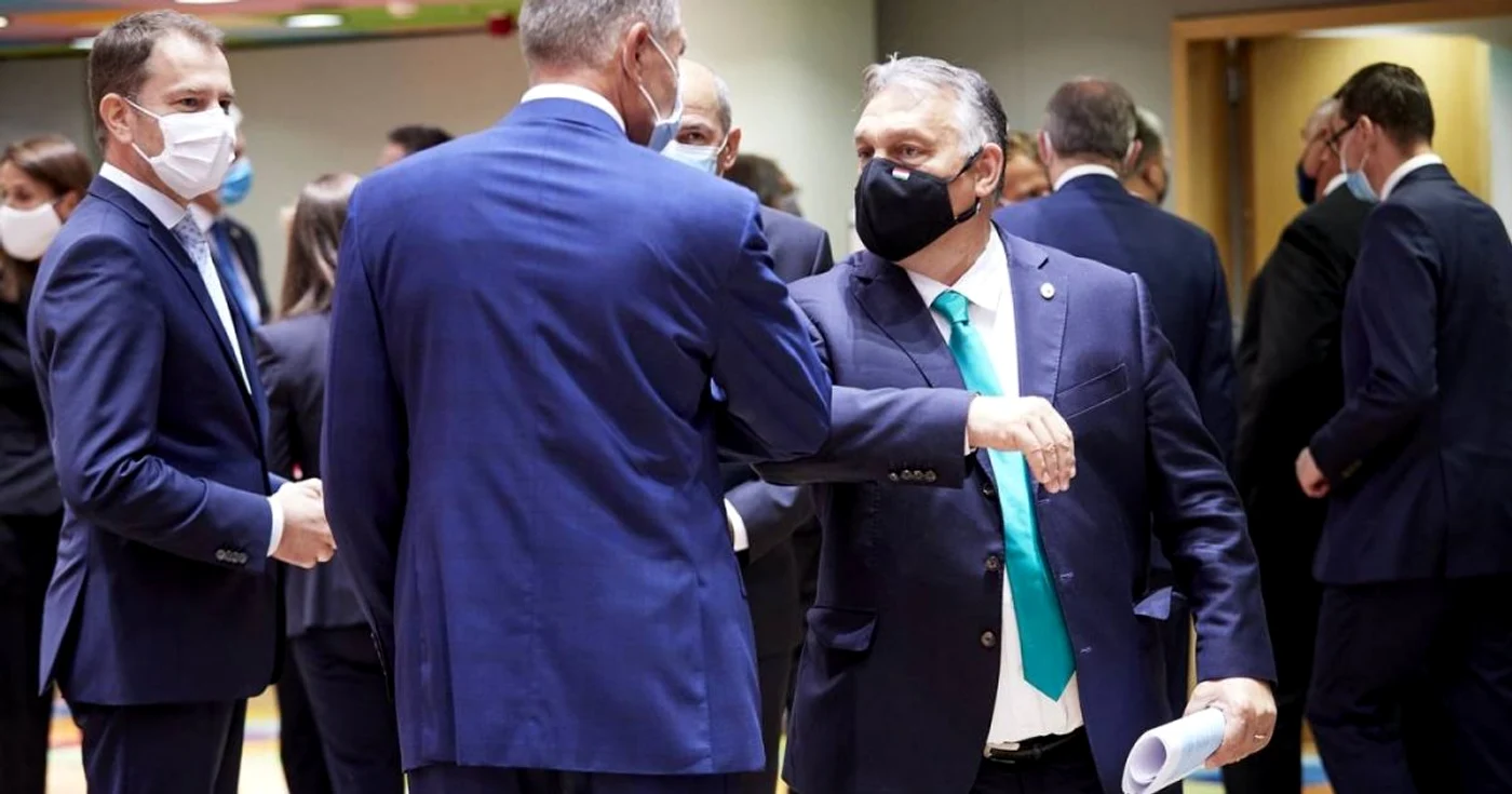 Iohannis, cot la cot, cu Viktor Orban, într-un salut                                                FOTO: Consiliul European