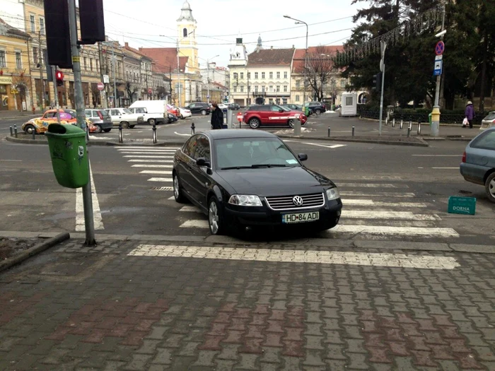 Şoferul indisciplinat va plăti o amendă consistentă pentru că şi-a lăsat maşina pe trecerea de pietoni.