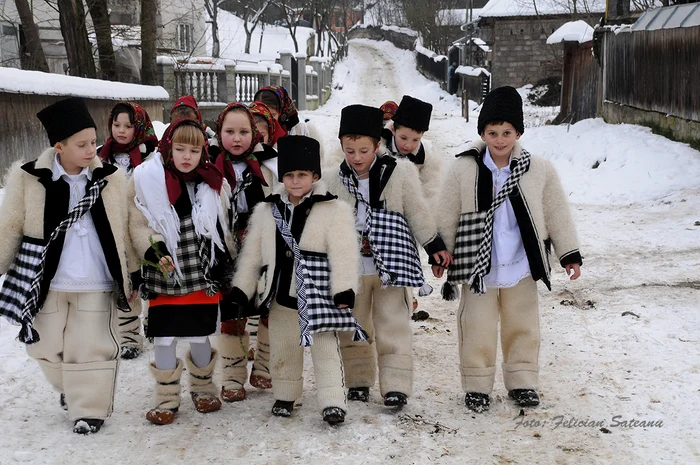 Cetele de copii a colindat FOTO Felician Săteanu