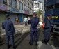 Nepalezii care încalcă carantina impusă sunt arestaţi cu un cleşte de oameni FOTO EPA-EFE / Narendra Shrestha