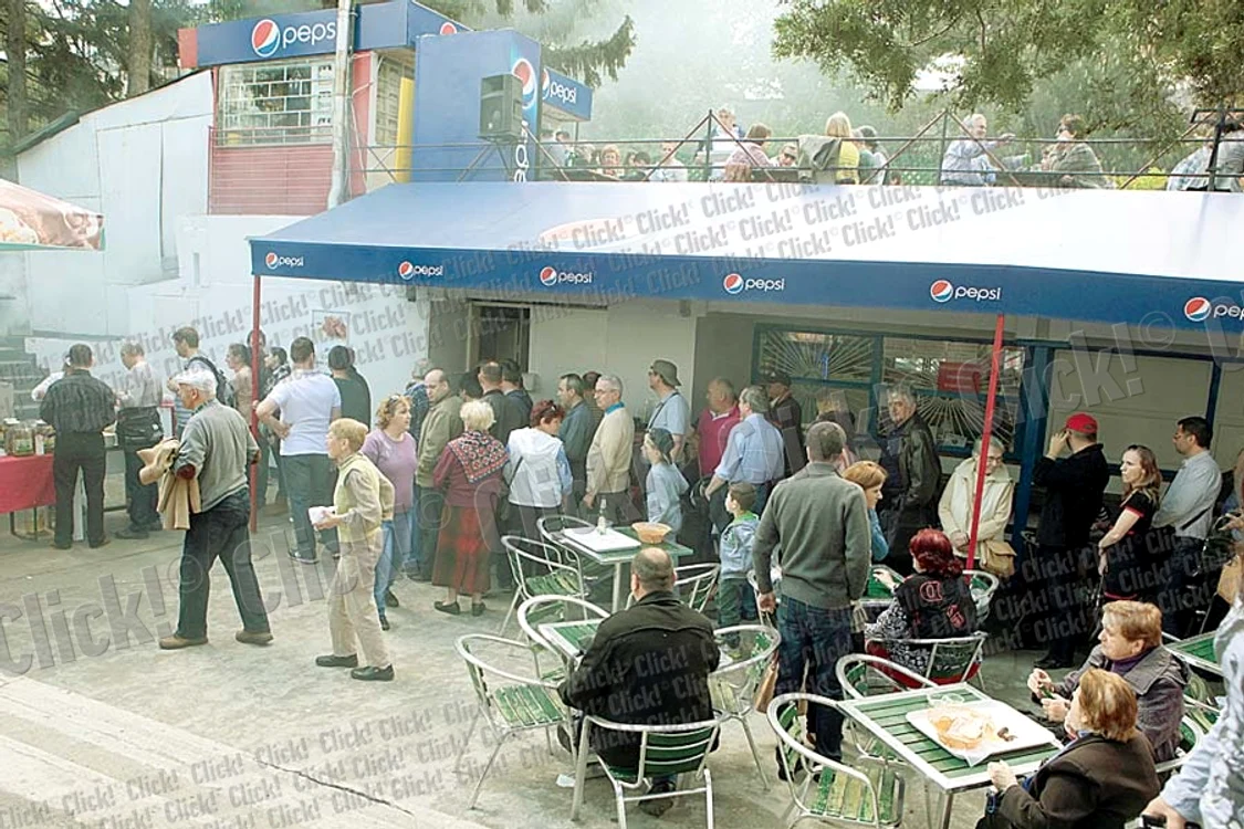 Bucureştenii au savurat tradiţionalul mic pe terasa de la mall