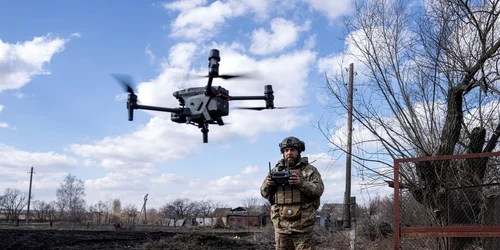 Un soldat ucrainean pilotează o dronă în Bahmut FOTO Profimedia 