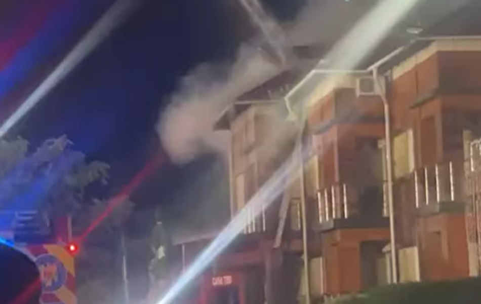 Arde pensiunea „Casa Teo” din Murighiol: Flăcările au cuprins și restaurantul