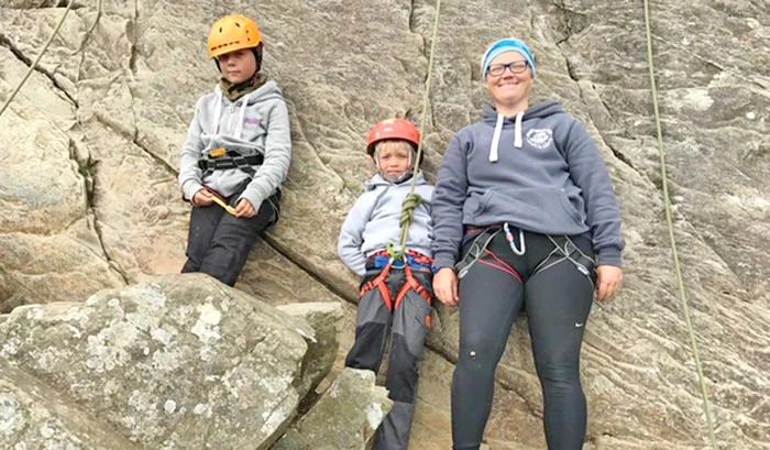 Alături de mama Bekki şi fratele lui, George