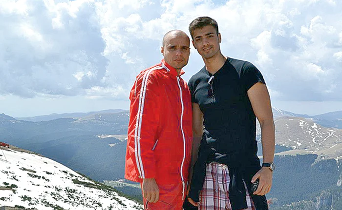 
    Liviu (drapta) a moştenit  talentul artistic  al părintelui său,  Mircea Teodorescu,  actor la Teatrul  Notarra  