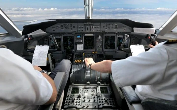 Anchetatorii au găsit în camera de hotel al pilotului o sticlă goală de votcă FOTO Getty Images