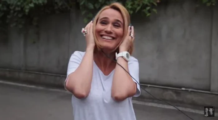 
    Inna le-a pus pe mai multe vedete românești să dea verdictul noului single. Andreea Esca nu s-a oprit din dansFoto: captură Youtube  