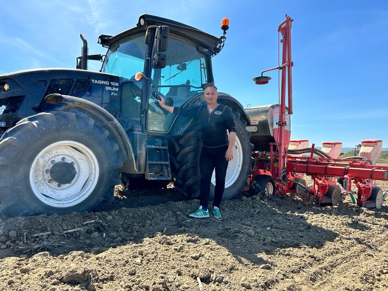Agricultorul care a pornit de la sapă, iar acum muncește 170 hectare de pământ. „Am dat producția doar în țară“ FOTO