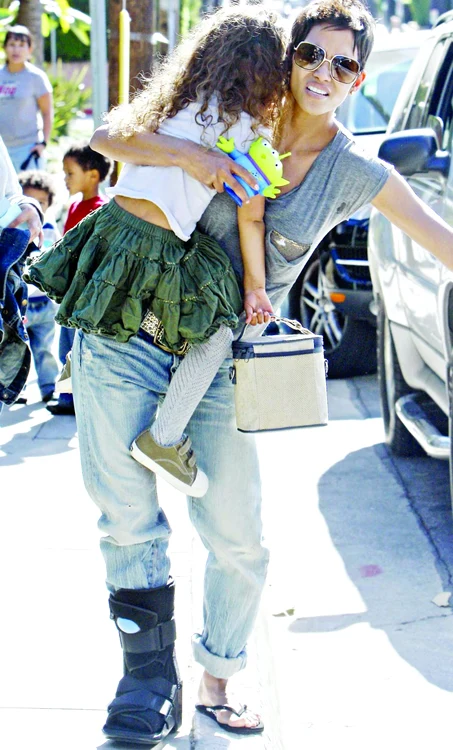 
    Actriţa s-a dus să-şi ia fiica  de la şcoală, deşi are probleme  medicale la picior  (fotografii: guliver splash news)  