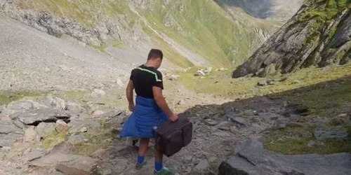 turist cu troler pe moldoveanu