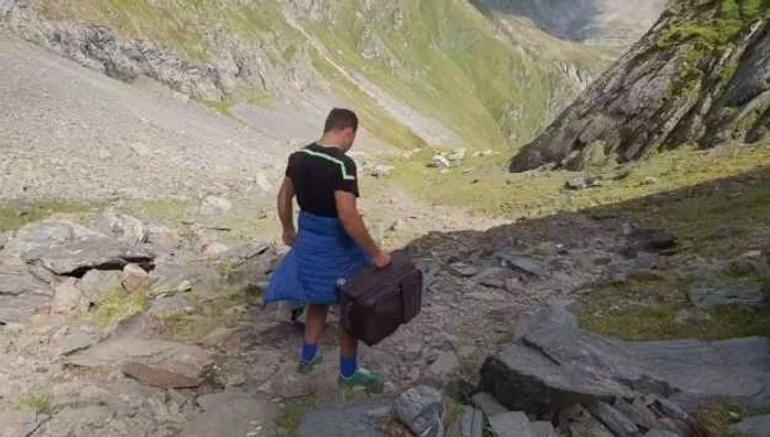Turistul care şi-a propus să ajungă pe cel mai înalt vârf al ţării cu trolerul. Captură video Salvamont Argeş