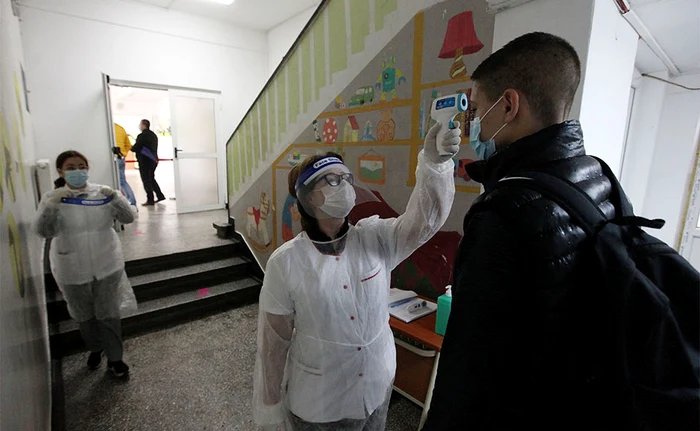 Elevii se tem să nu se îmbolnăvească în ultimele zile și din cauza unei temperaturi de peste 37,4 grade să nu piardă examenele
