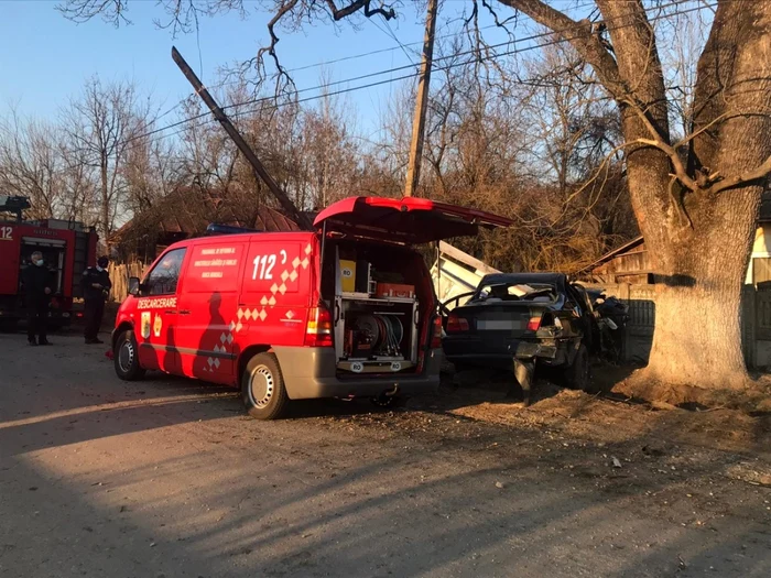 Accident rutier în Amărăşti Vâlcea soldat cu un deces şi trei răniţi - o maşină s-a izbit puternic de un stâlp Foto Adevărul