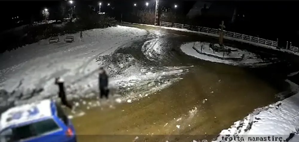 Un adolescent a lovit o troiță cu mașina furată de la mama lui. Ce a făcut ca să își piardă urma