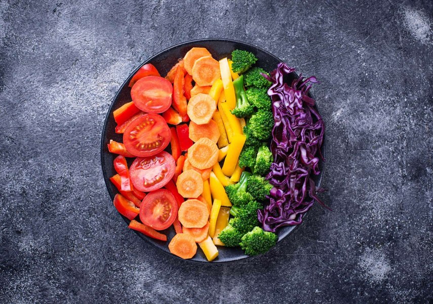 Mai multă mâncare, mai puține calorii: cum alimentele neprocesate stimulează sațietatea și împiedică consumul excesiv de calorii