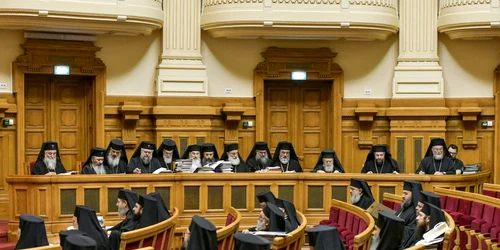 intrunirea sfantului sinod al bisericii ortodoxe romane la palatul patriarhiei foto zirul lumina jpg