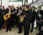 Colinde ad-hoc în Mall-ul nou din Râmnicu Vâlcea - corul seminarial Foto Arhiva personală Dumitru Scurtu