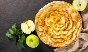 Placinta cu mere si caramel  Sursa foto shutterstock 1801790905 jpg