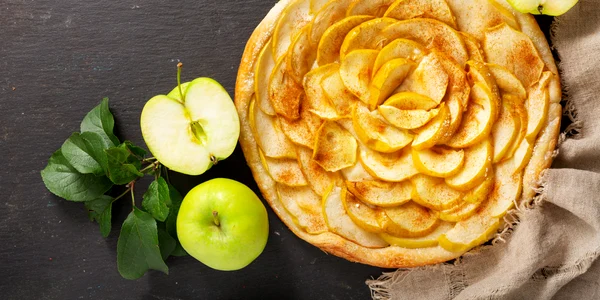 Placinta cu mere si caramel Sursa foto shutterstock 1801790905 jpg