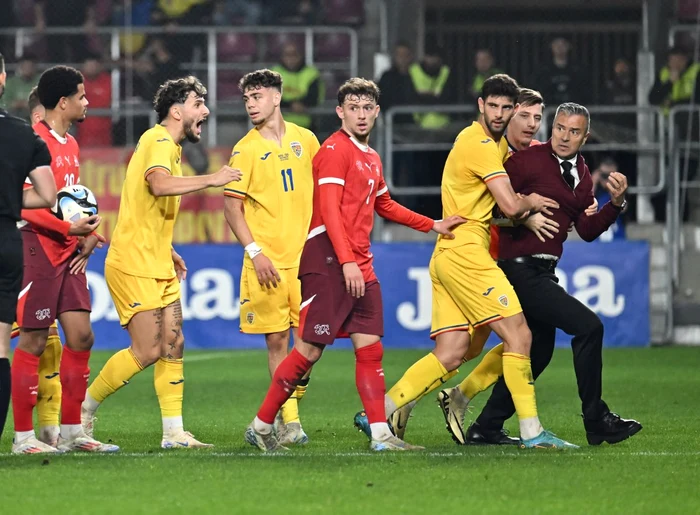 Daniel Pancu a fost scos cu greu de pe teren de jucătorii noștri (FOTO: Sportpictures)