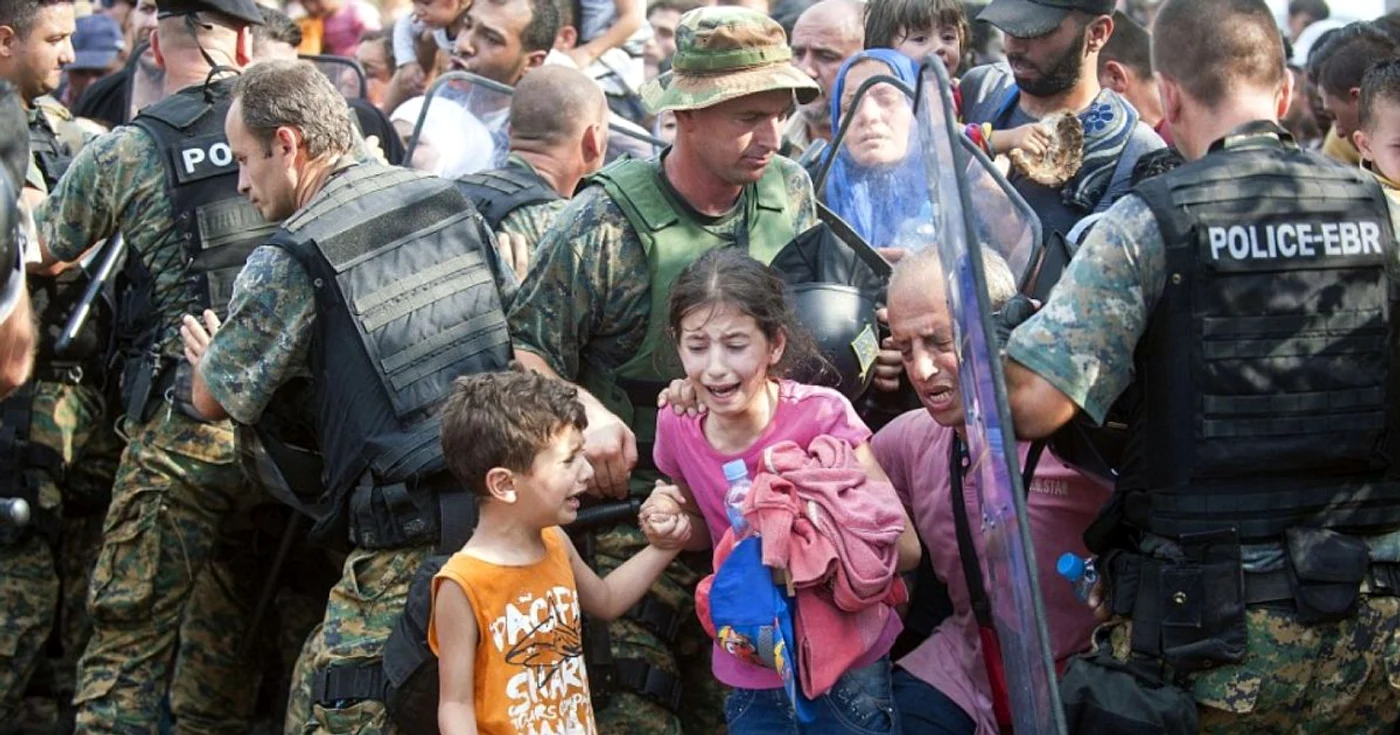 Copii sirieni speriaţi de poliţia macedoneană, care încearcă să blocheze imigranţii să treacă graniţa FOTO  AFP/Getty Images