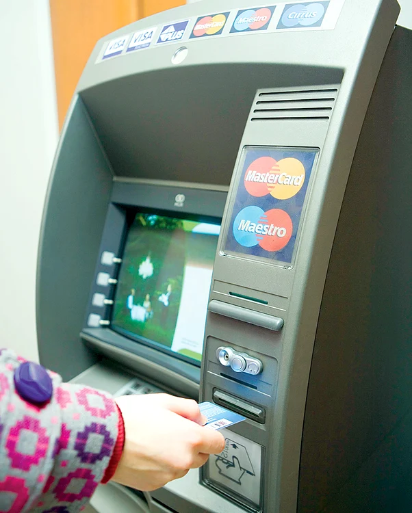 Poliţiştii au găsit 10.000 de lei sumă provenită din bancomatul respectiv.