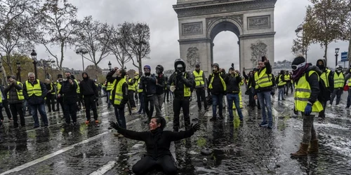 Protestele vestelor galbene continuă în Paris ca urmare a creşterii preţului combustibilului. FOTO Guliver-Gettyimages