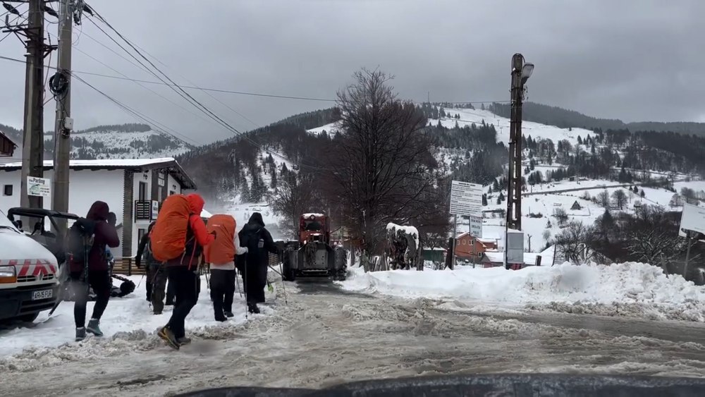 Imagini revoltătoare dintr-o stațiune montană. Drum închis iarna, telescaun pe butuci. „Așa se urcă în Parâng: patru kilometri pe jos”