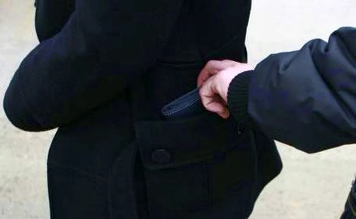 
    Bărbatului i-au fost furaţi banii din buzunar (Foto: Arhivă)  