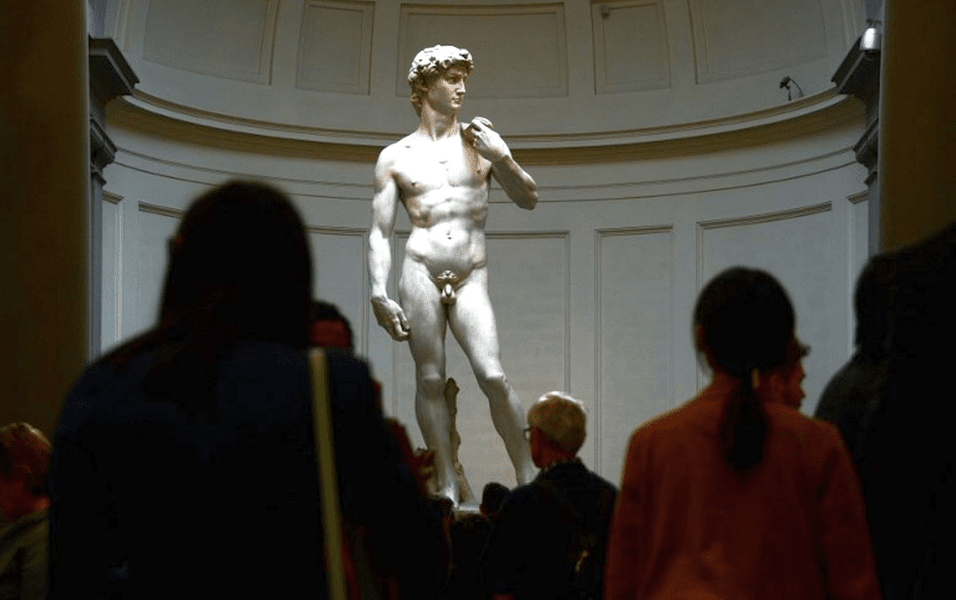 Directoare de școală, forțată să demisioneze după ce le-a prezentat elevilor statuia lui „David". „E pornografică!”