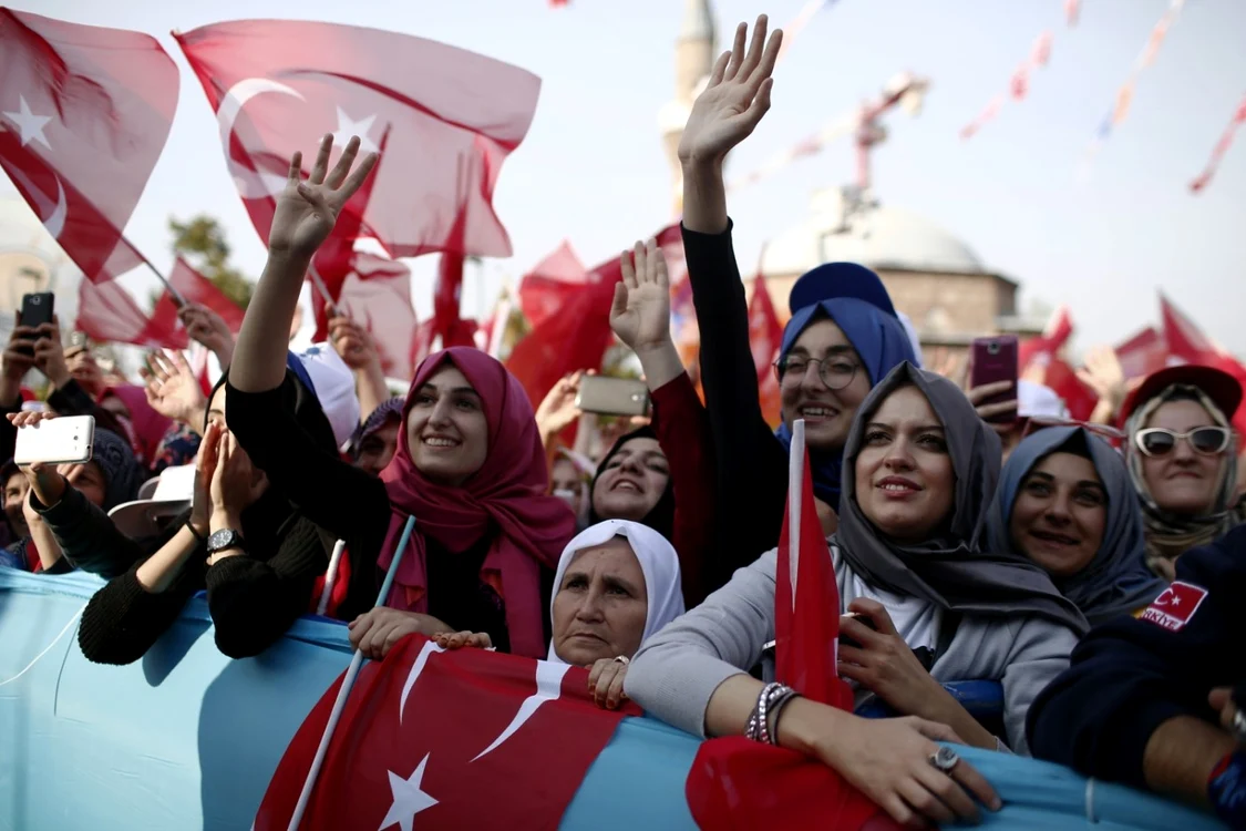 Stratfor: Preşedintele turc Erdogan rămâne un simbol al puterii pentru jumătate de ţară care se identifică cu un stil de viaţă mai pios