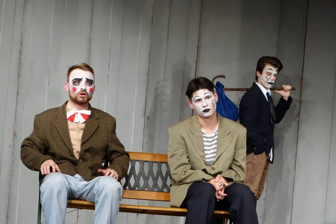 Artiom Radu (stanga) si colegii sai de scena