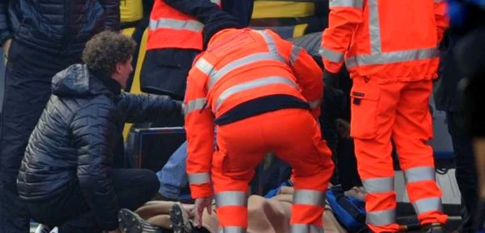 Cristi Chivu primeşte, pe targă, primul ajutor al medicilor